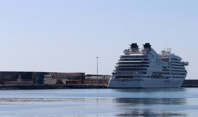 Puerto crucero primera escala seabourn encore lujo málaga bahía terminal buque 