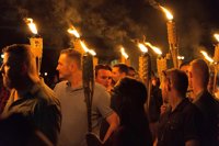 Cientos de supremacistas blancos marchan por las calles de Charlottesville (Virginia) al grito de consignas nazis