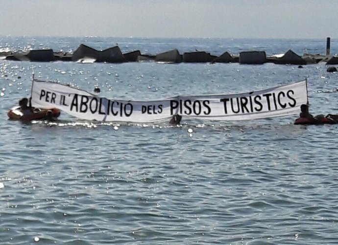 Manifestació a la platja de la Barceloneta