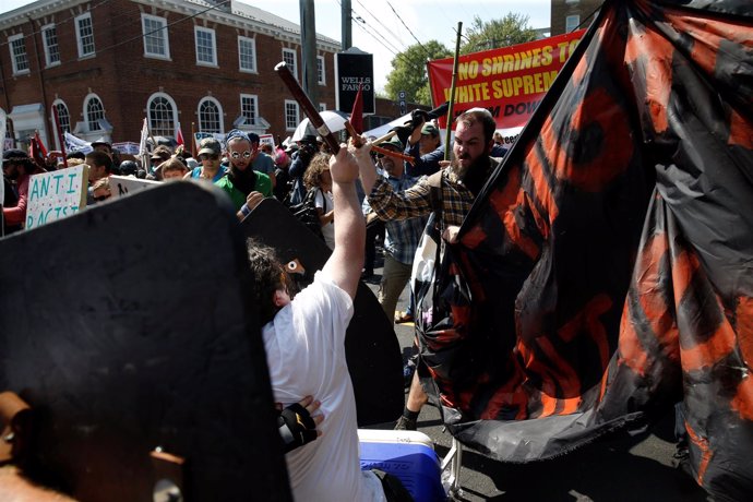 Charlottesville declara el estado de emergencia por los enfrentamientos entre ul