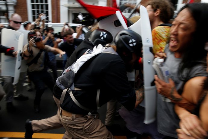 Charlottesville declara el estado de emergencia por los enfrentamientos entre ul