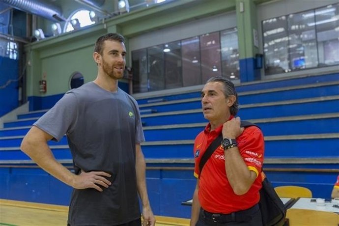 España vuelve al trabajo tras dos días de descanso y recibe la visita de Claver