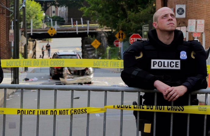 Un agente de Policía vigila la escena del crimen en Charlottesville