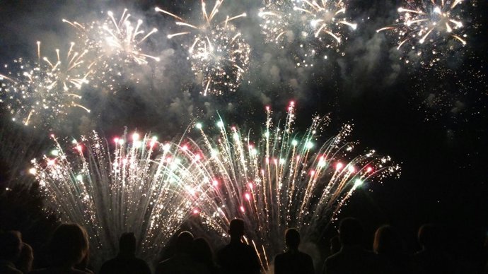 El cielo se tiñó del color de los fuegos