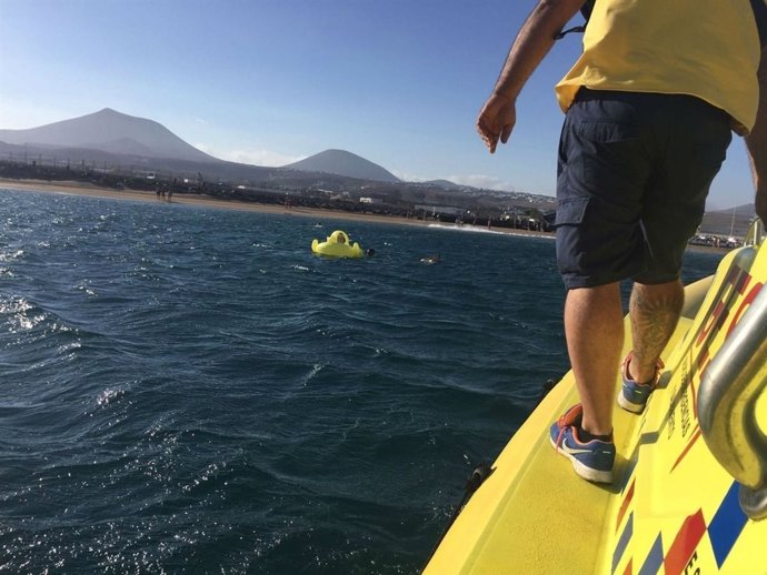 Rescatan a una niña agarrada a un flotador