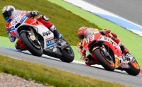 Dovizioso se lleva la batalla con Márquez en MotoGP y Pedrosa completa el podio