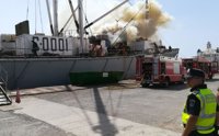 Un pesquero ruso se incendia en el Puerto de La Luz