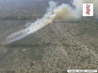 Medios terrestres y aéreos trabajan en la extinción de un incendio en una zona de difícil acceso entre Teulada y Benissa