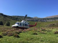 El helicóptero rescata a un senderista lesionado en Los Collados del Asón