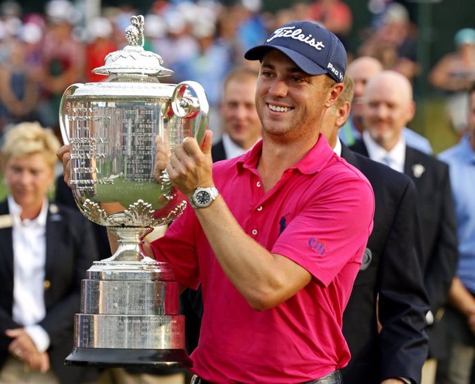 Justin Thomas levanta el trofeo de ganador del Campeonato de la PGA
