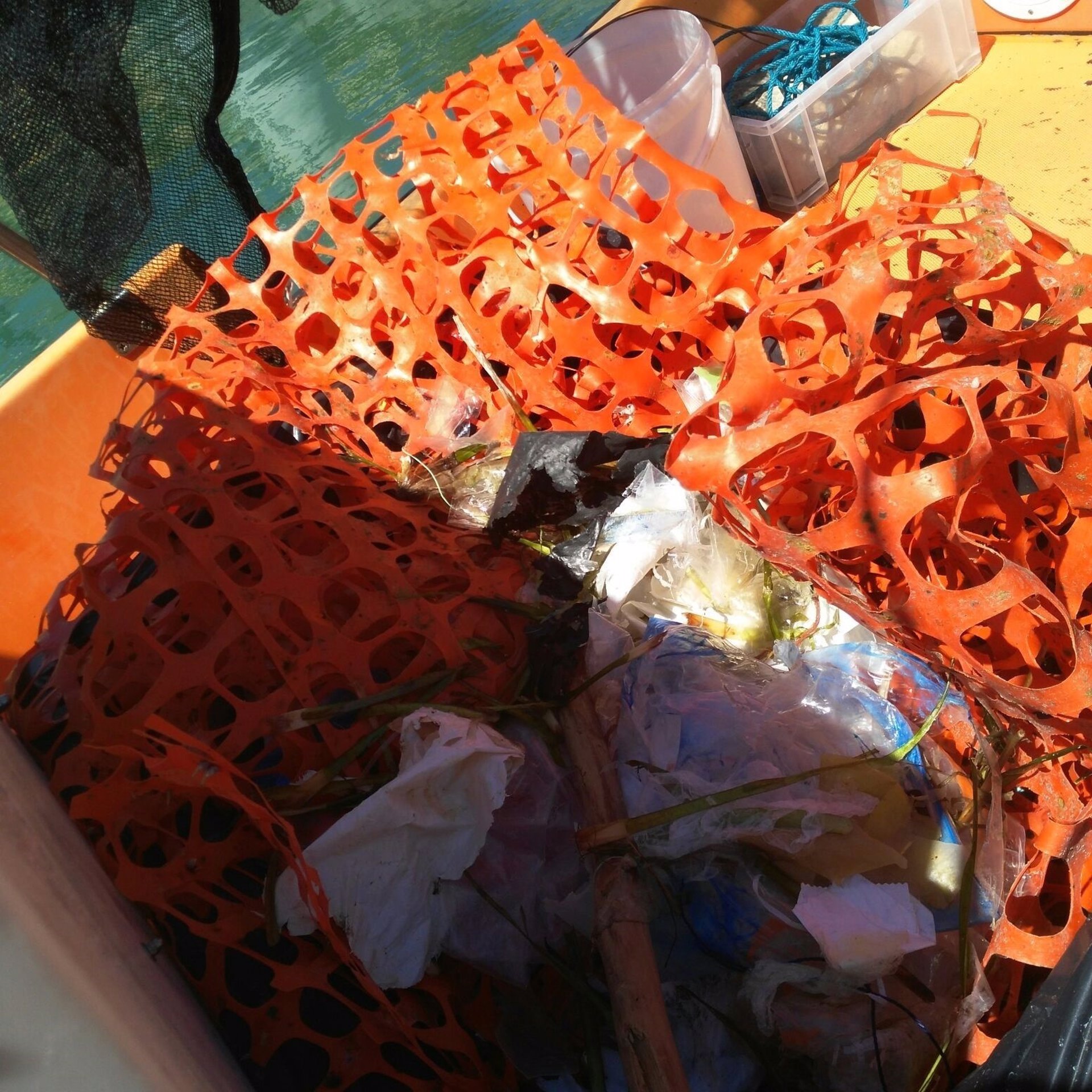 Las barcas de limpieza de Baleares recogen 15,7 toneladas de residuos durante julio