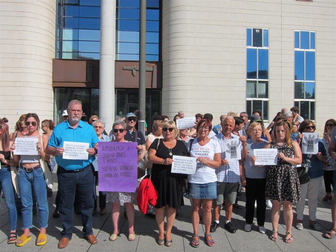 Concentración en apoyo de Juana Rivas