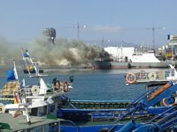 Continúan los trabajos de enfriamiento del pesquero incendiado en el Puerto de Las Palmas
