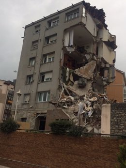 Edificio siniestrado en Santander, por grietas  y derrumbe de la fachada 