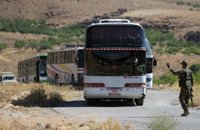 Salen de Líbano con destino a Siria 40 autobuses con rebeldes y refugiados sirios evacuados de Arsal