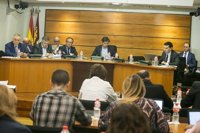 Ruiz Molina, PSOE y Podemos abandonan la Comisión de Presupuestos al considerarla acabada entre abucheos del PP