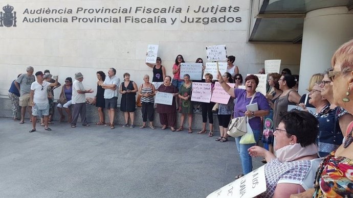 Concentración ante la Ciudad de la Justicia en apoyo a Juana Rivas