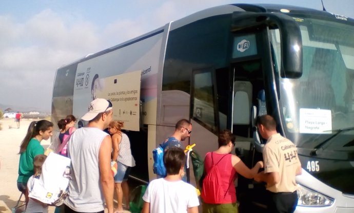 Varios turistas hacen uso del servicio de autobuses acceso al Parque Calblanque