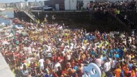 Cientos de "piratas" participan en el "abordaje" del puerto de San Sebastián