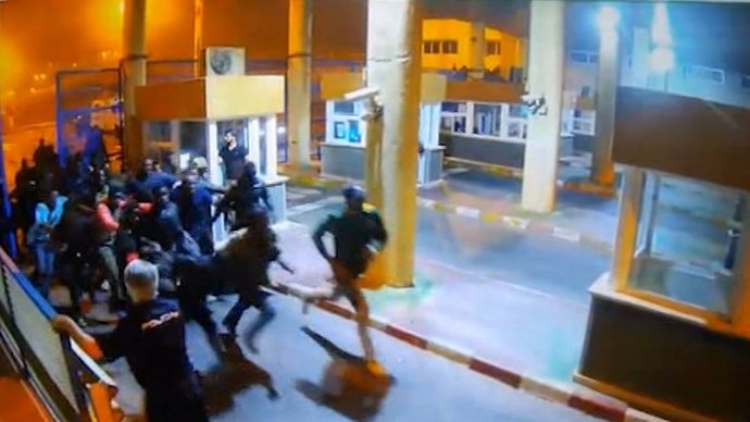 Uns 200 migrants entren a Ceuta pel Tarajal