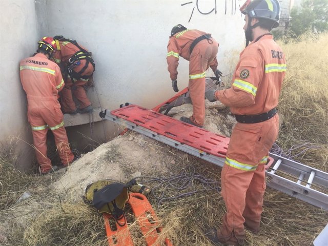 Bomberos rescatan a la niña herida