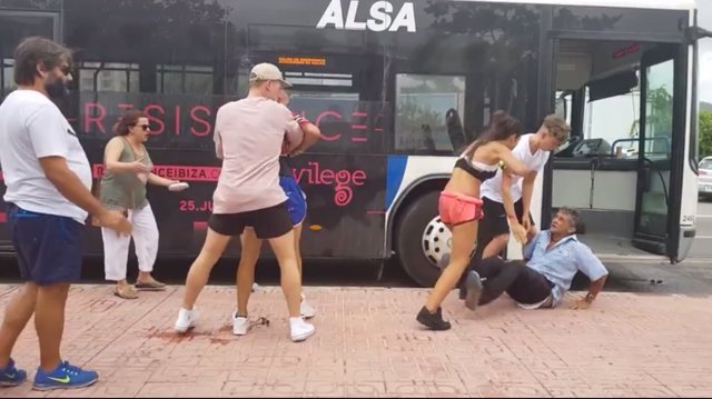 Dos personas agreden al conductor de un autobús en Ibiza
