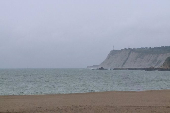 Tiempo nublado en la playa de Ereaga, en Getxo (Bizkaia)