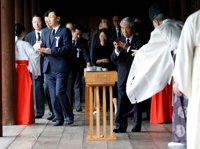 Abe envía una ofrenda floral al polémico santuario bélico de Yasukuni