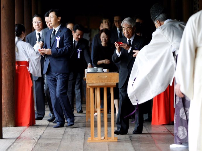 Ofrenda floral de diputados japoneses en el santuario bélico de Yasukuni