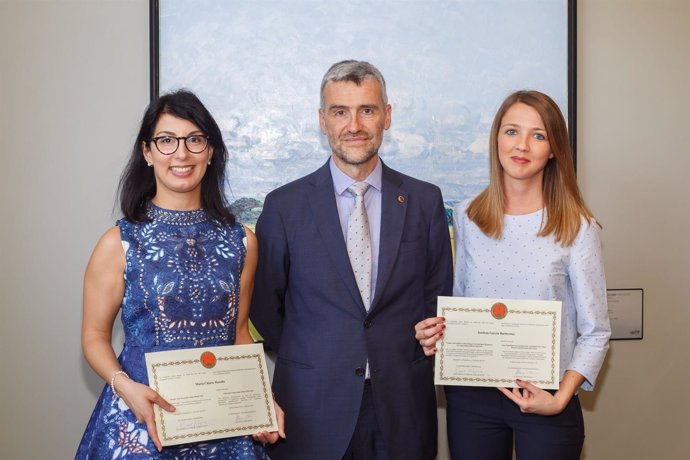 Las ganadoras del año pasado junto al rector