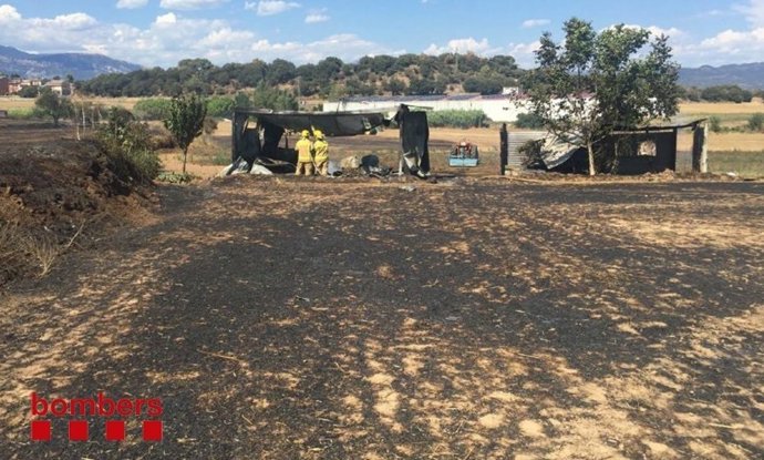 Els bombers extingeixen l'incendi en la finca afectada