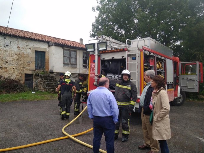 Bomberos sofocan incendio de una casa en la que ha fallecido un hombre