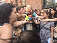Cifuentes pide a la Virgen de La Paloma trabajo y "una sociedad que respete" la diversidad en Madrid y España