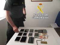 Detenidos dos hombres por hurtos de carteras y móviles en la Festa do Albariño