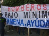 Los bomberos municipales protestan por la "falta de compromiso" del Gobierno municipal