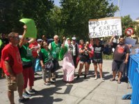 La pareja acampada en Carabanchel se acerca a la Plaza de la Paloma para exigir a Carmena y Cifuentes una solución