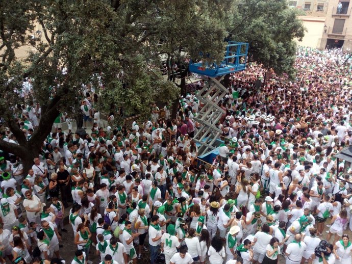 Fiestas de San Lorenzo con gente ataviada de blanco y verde