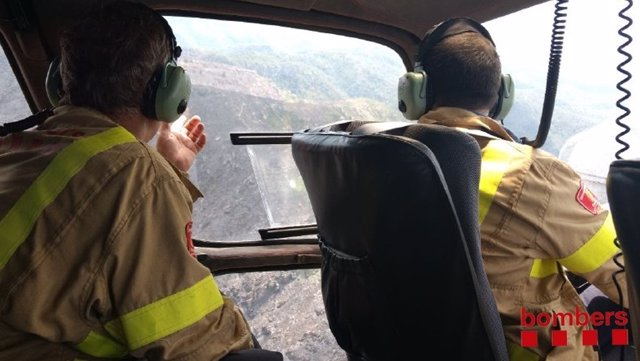 Interior del helicóptero que sobrevuela el incendio de Tivenys (Tarragona)