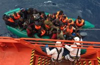 Llegan al puerto de Almería los 31 rescatados de una patera en el Mar de Alborán