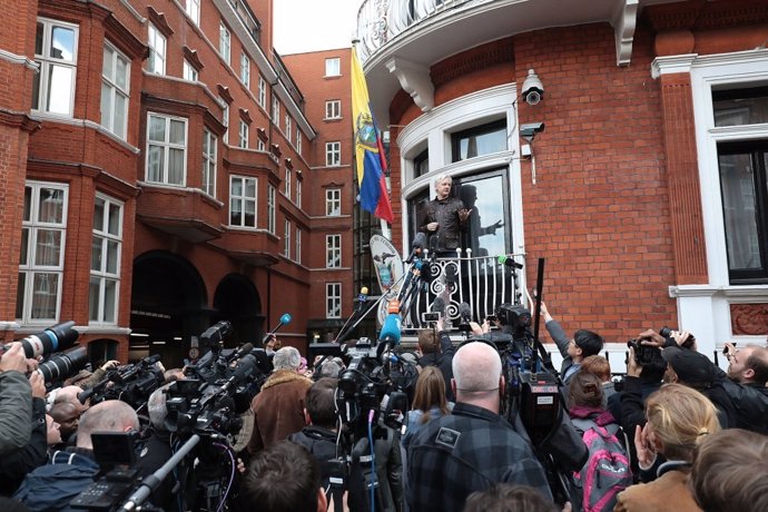 Julian Assange durante un discurso desde la embajada de Ecuador