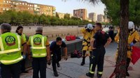Los bomberos rescatan a un hombre de 35 años tras caer al río Manzanares y resultar herido