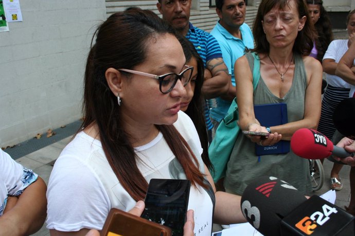 Claritza Altagracia, desalojada del bloque Sugranyes, lee un comunicado