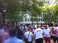 Cerca de 200 taxistas de Málaga protestan ante la Junta en Sevilla por el "intrusismo" de los VTC