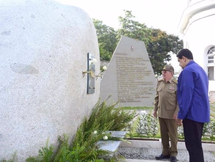 Raúl Castro y Nicolás Maduro en la tumba de Fidel Castro