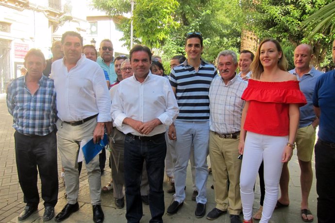 Miguel Moreno (c), junto a integrantes del PP jiennense que apoyan su proyecto.