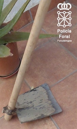 Imagen de la azada utilizada en la agresión.