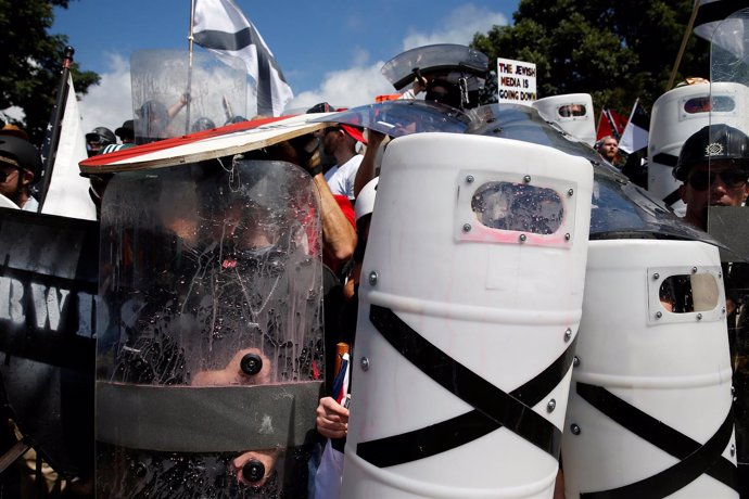 Supremacistas blancos se protegen con escudos en los choques en Charlottesville