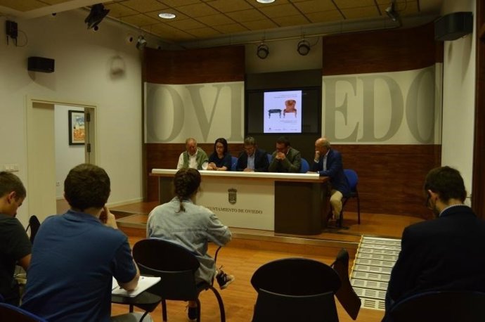 Roberto Sánchez Ramos, en el centro