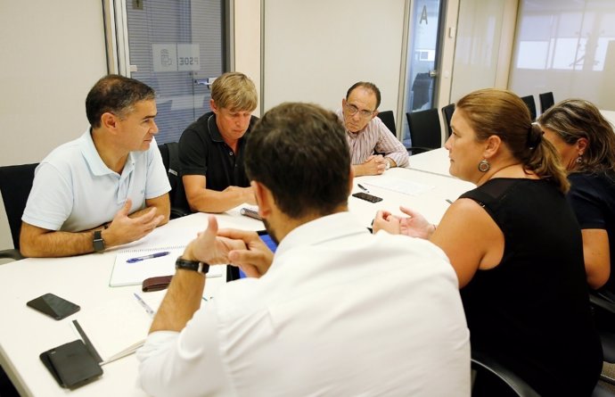 Reunión del PSOE para abordar la crisis de los productores de fruta de hueso