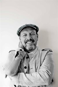 Javier Ruibal ofrece este jueves un concierto en el que une sonidos flamencos, del magreb, la india y del caribe